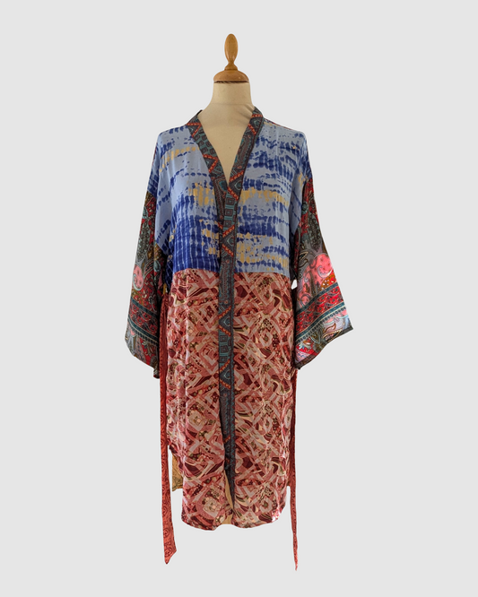 Silke kimono i batik blå og lyserød – håndlavet & bæredygtig luksus