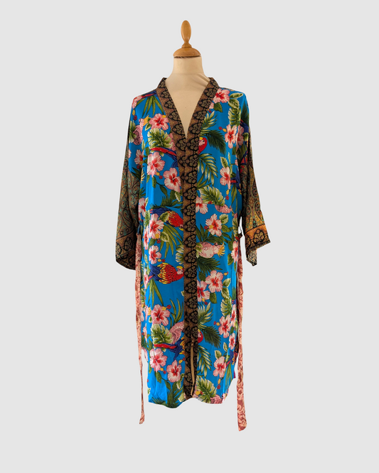 Silke kimono i blomstret blå og lyserød – håndlavet & bæredygtig luksus