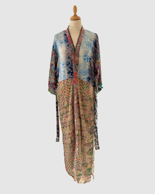 Lang silke kimono i blomstret lyseblå og gylden rosa – håndlavet & bæredygtig| Green Living