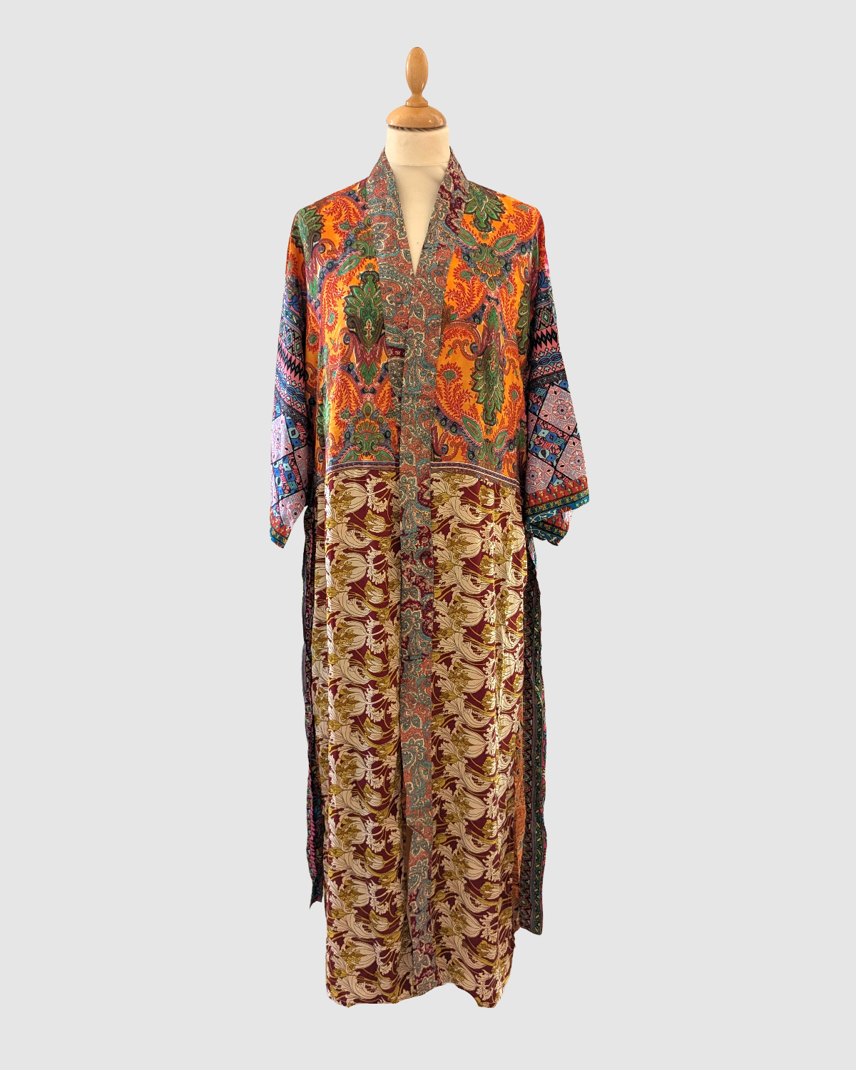 Lang silke kimono i blomstret vinrød og orange – håndlavet & bæredygtig| Green Living