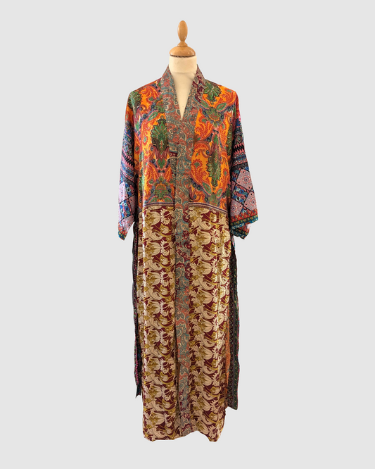 Lang silke kimono i blomstret vinrød og orange – håndlavet & bæredygtig| Green Living