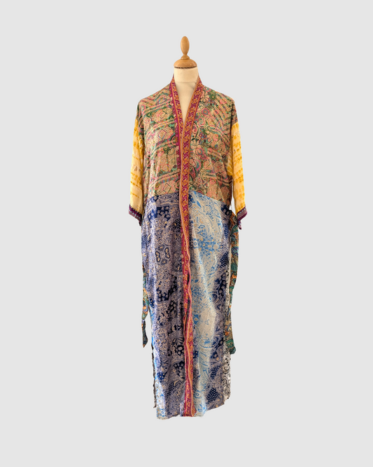 Lang silke kimono i blomstret gylden blå og pastel  – håndlavet & bæredygtig| Green Living