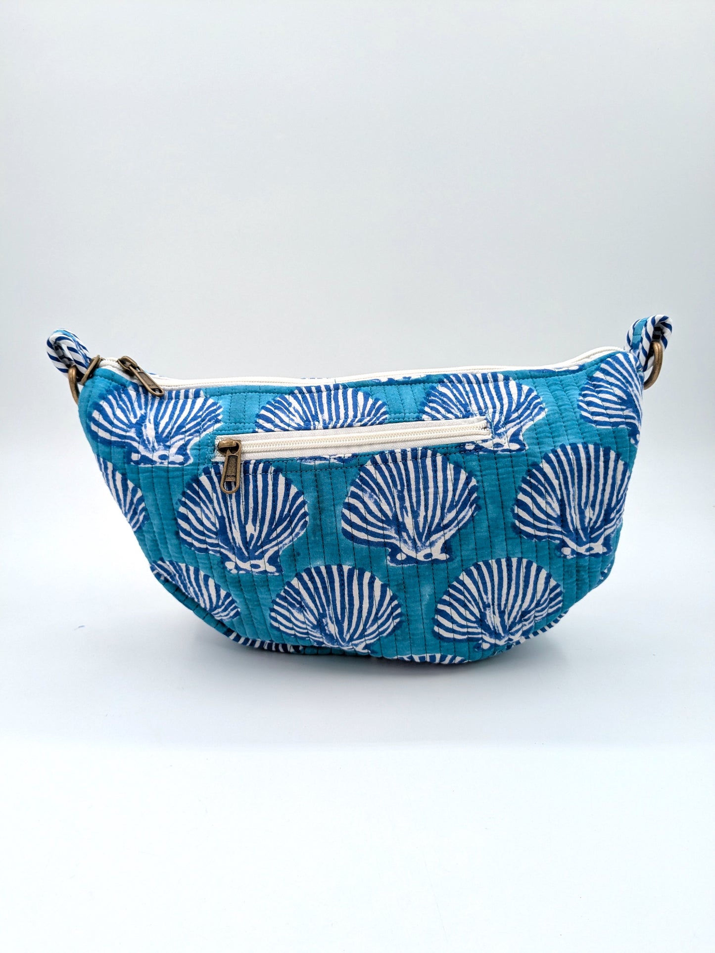Blå quiltet crossbody taske med håndtrykt blokprint af muslingemotiv, justerbar rem og lynlåslomme, håndlavet i Indien.