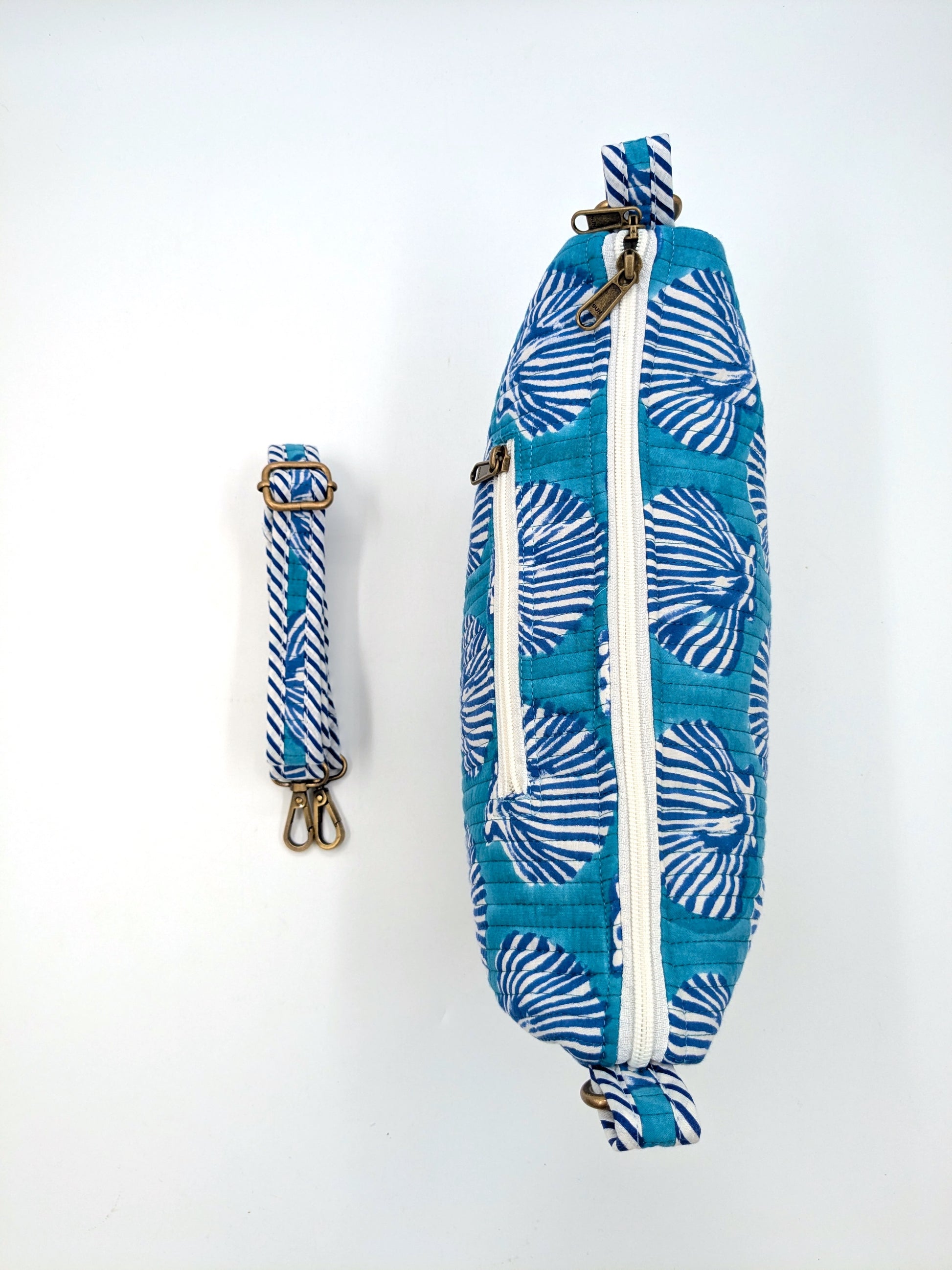 Blå quiltet crossbody taske med håndtrykt blokprint af muslingemotiv, justerbar rem og lynlåslomme, håndlavet i Indien.