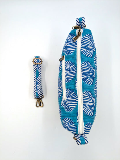 Blå quiltet crossbody taske med håndtrykt blokprint af muslingemotiv, justerbar rem og lynlåslomme, håndlavet i Indien.
