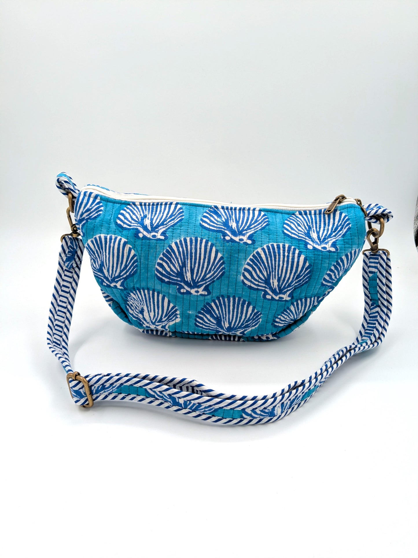 Blå quiltet crossbody taske med håndtrykt blokprint af muslingemotiv, justerbar rem og lynlåslomme, håndlavet i Indien.