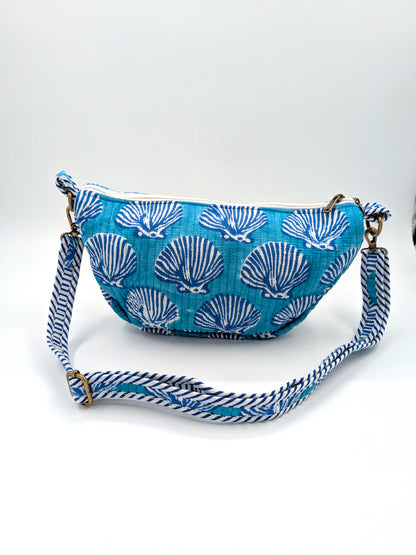 Blå quiltet crossbody taske med håndtrykt blokprint af muslingemotiv, justerbar rem og lynlåslomme, håndlavet i Indien.