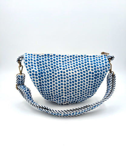 Crossbody taske i håndlavet blokprint fra Indien - blå/hvid prikket