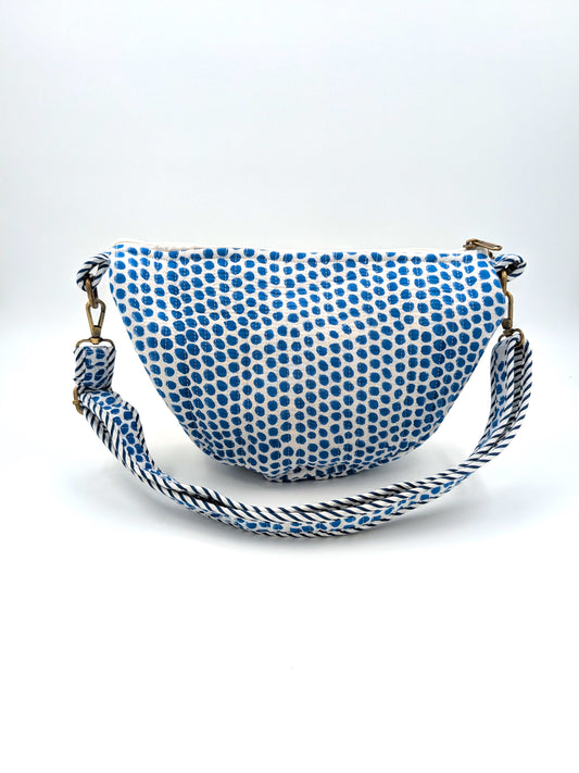 Crossbody taske i håndlavet blokprint fra Indien - blå/hvid prikket