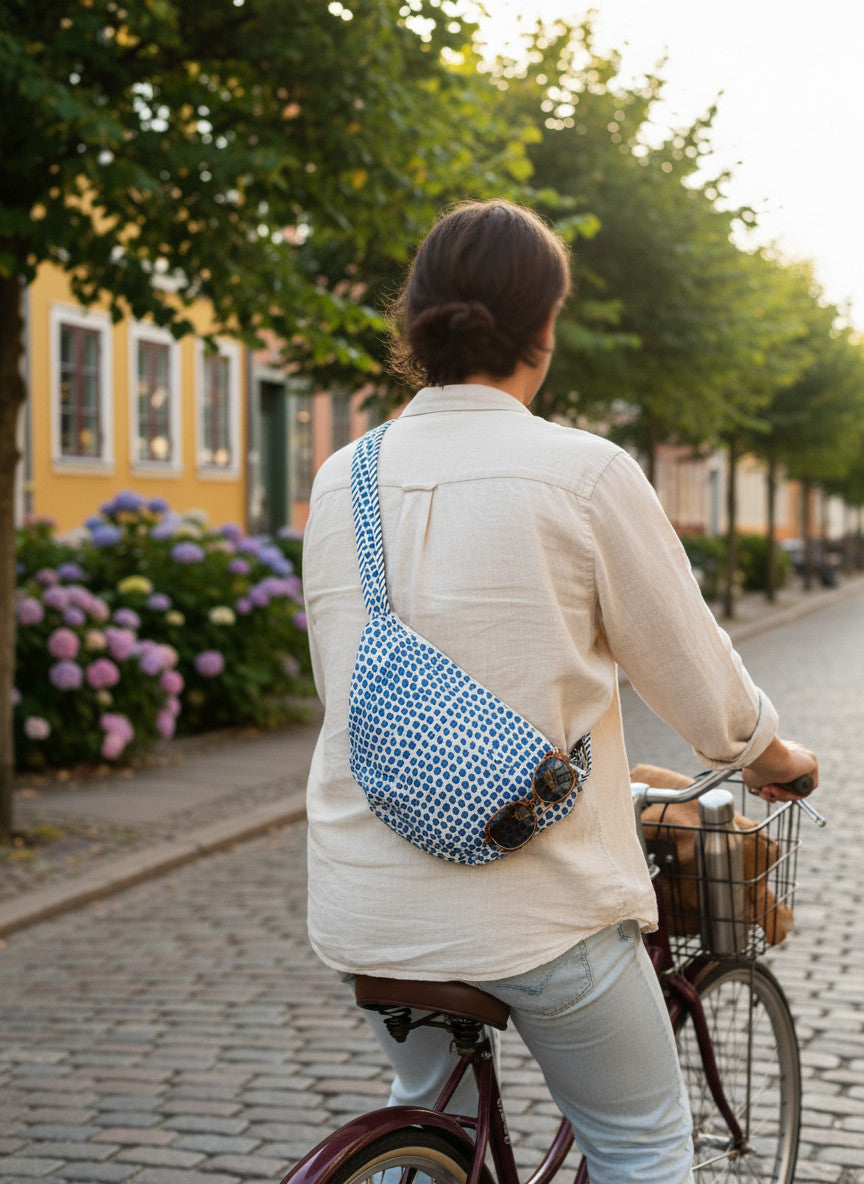 Crossbody taske i håndlavet blokprint fra Indien - blå/hvid prikket
