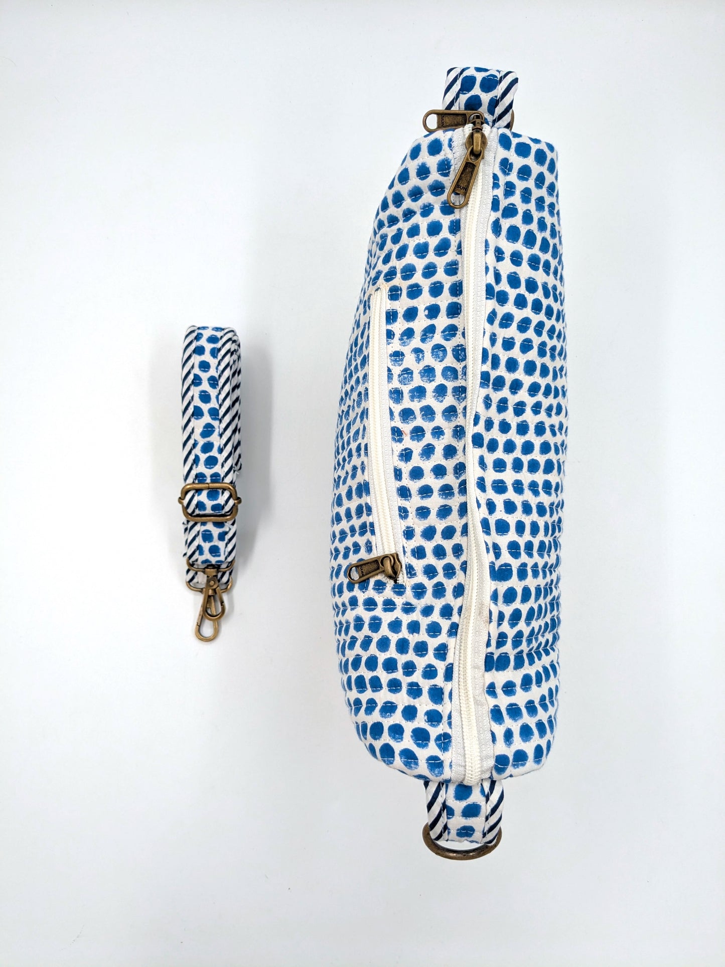 Crossbody taske i håndlavet blokprint fra Indien - blå/hvid prikket