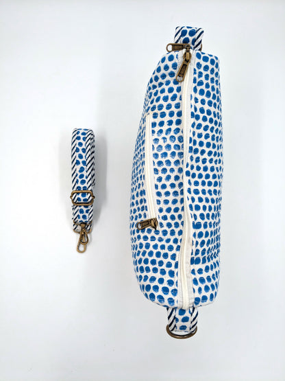 Crossbody taske i håndlavet blokprint fra Indien - blå/hvid prikket