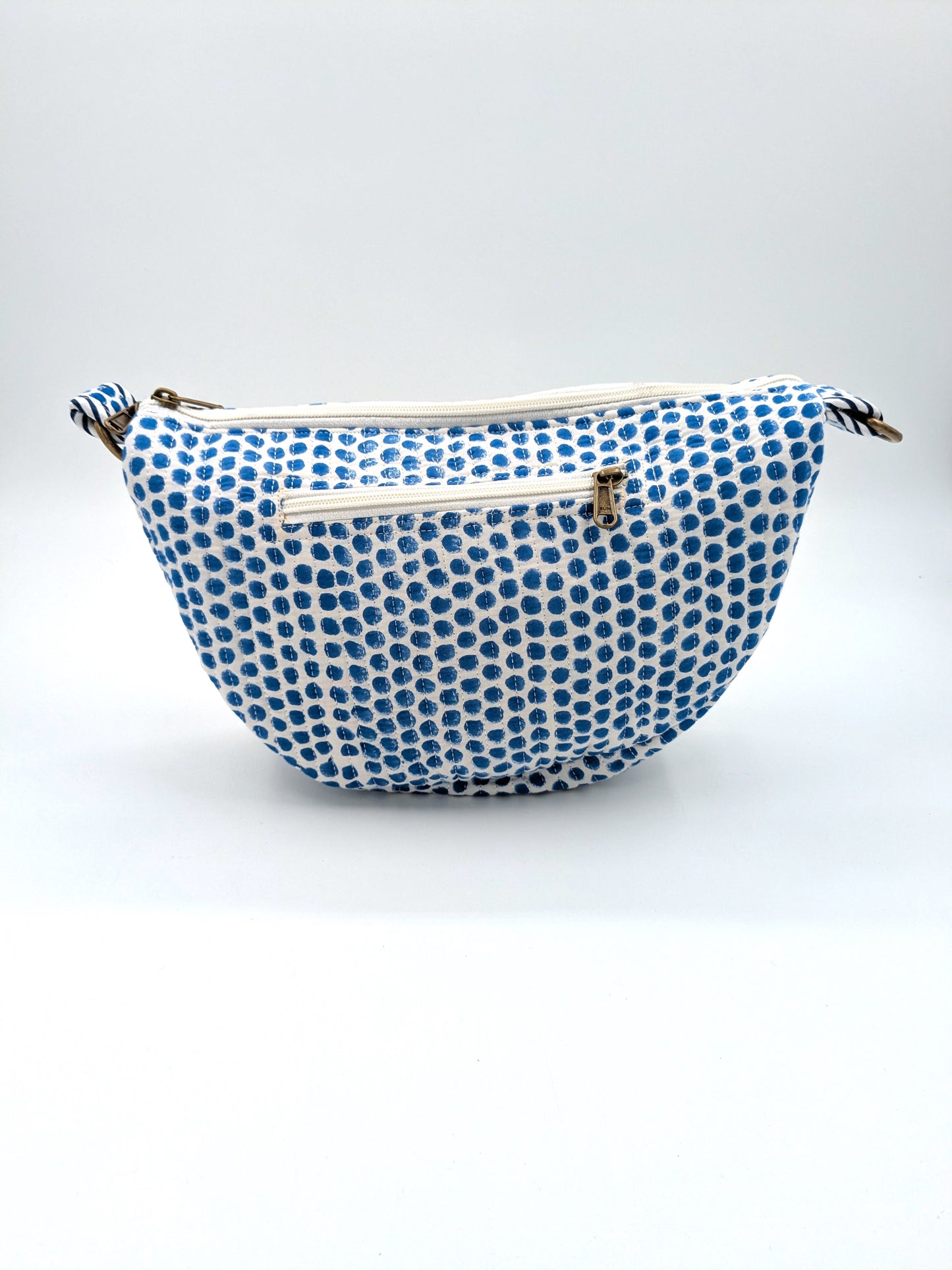 Crossbody taske i håndlavet blokprint fra Indien - blå/hvid prikket