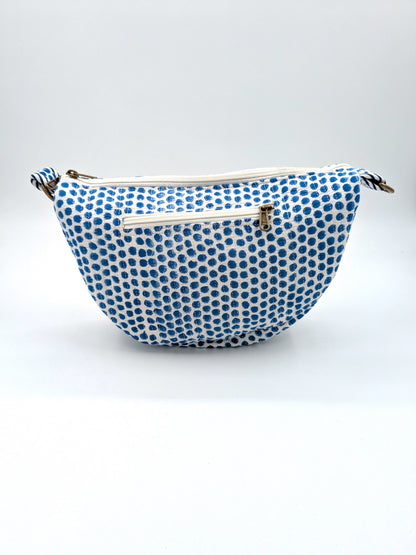Crossbody taske i håndlavet blokprint fra Indien - blå/hvid prikket
