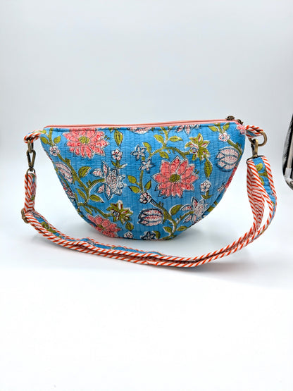 Crossbody taske i håndlavet blokprint fra Indien - lyseblå  rosa blomstret