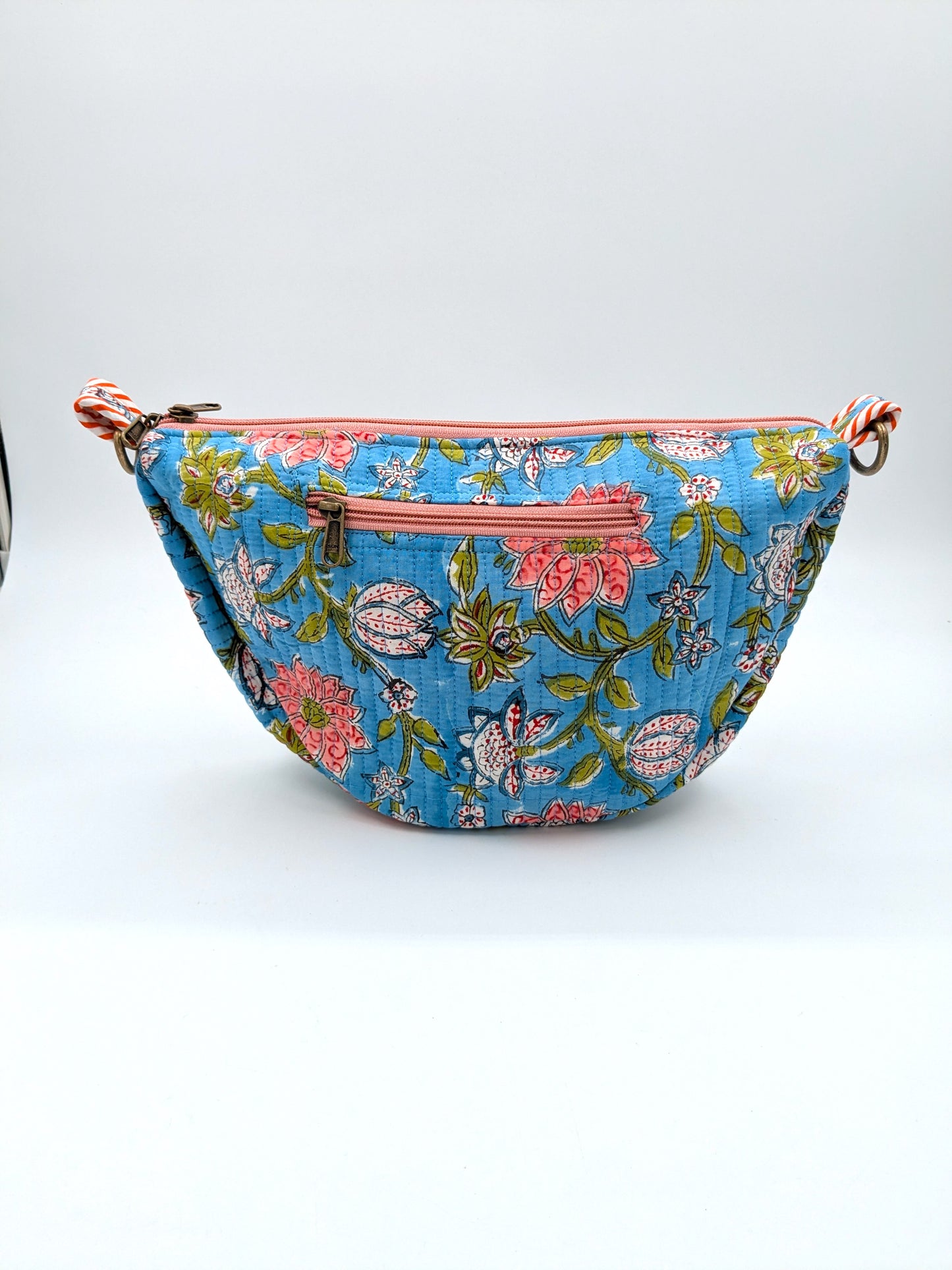 Crossbody taske i håndlavet blokprint fra Indien - lyseblå  rosa blomstret