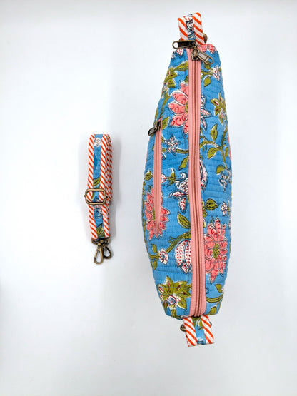 Crossbody taske i håndlavet blokprint fra Indien - lyseblå  rosa blomstret