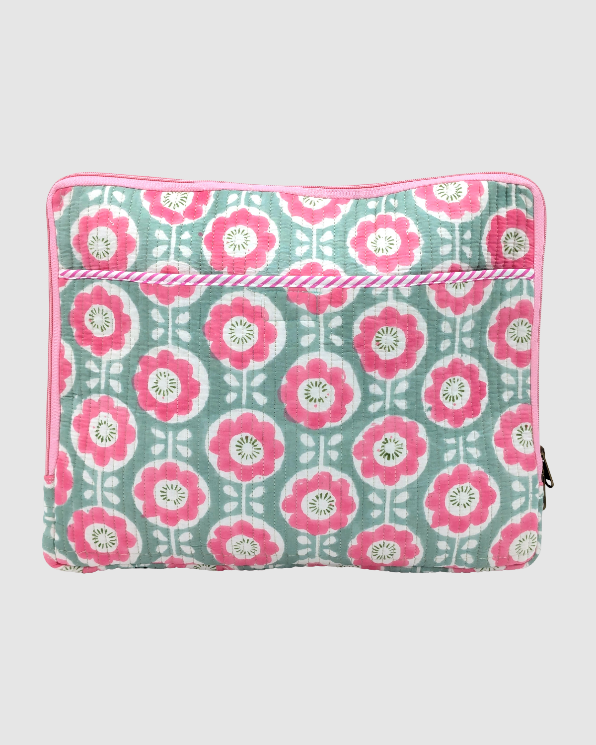 Computer sleeve i quiltet bomuld med blokprint - støvet mint /  blomstret