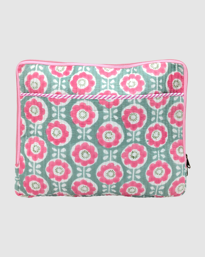 Computer sleeve i quiltet bomuld med blokprint - støvet mint /  blomstret