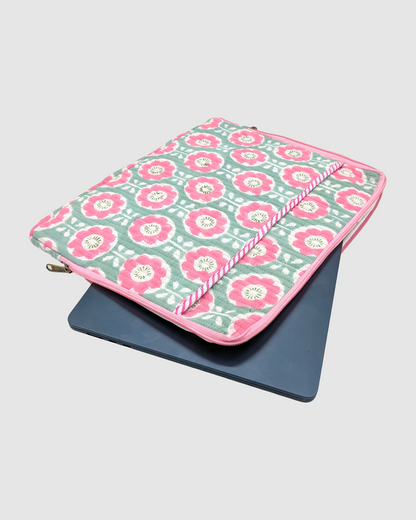 Computer sleeve i quiltet bomuld med blokprint - støvet mint /  blomstret