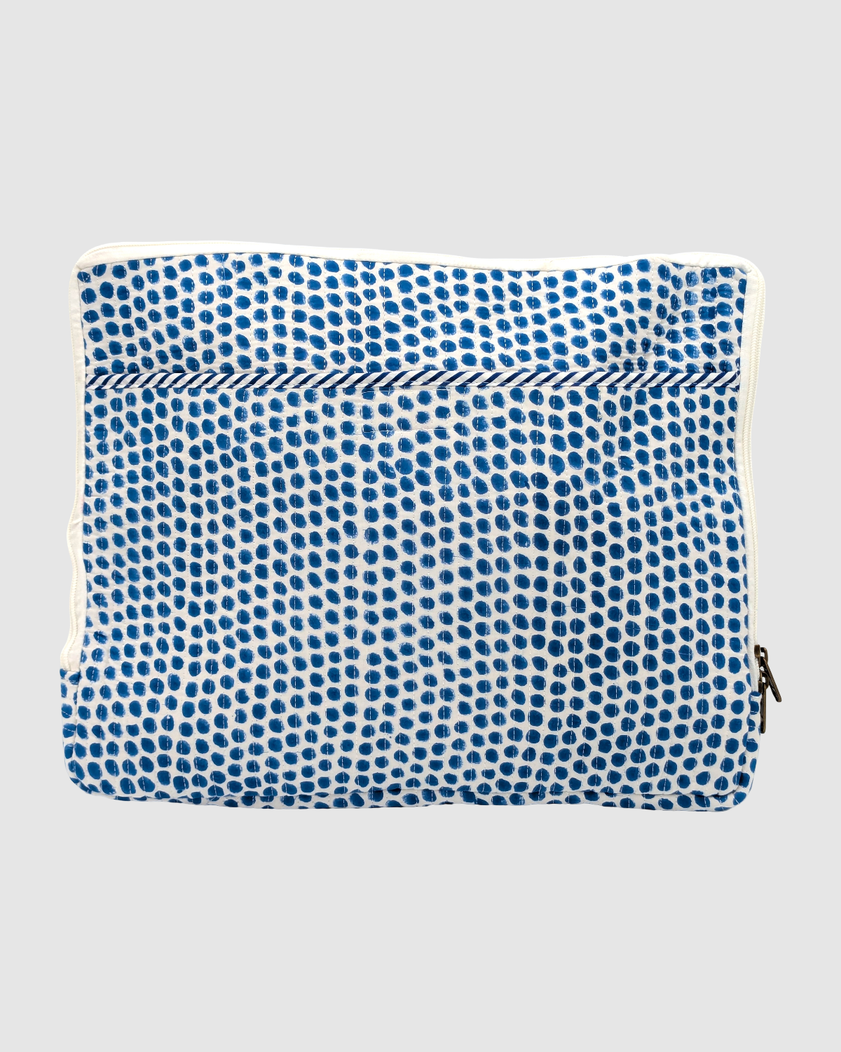 Computer sleeve i quiltet bomuld med blokprint - blå/hvid prikket