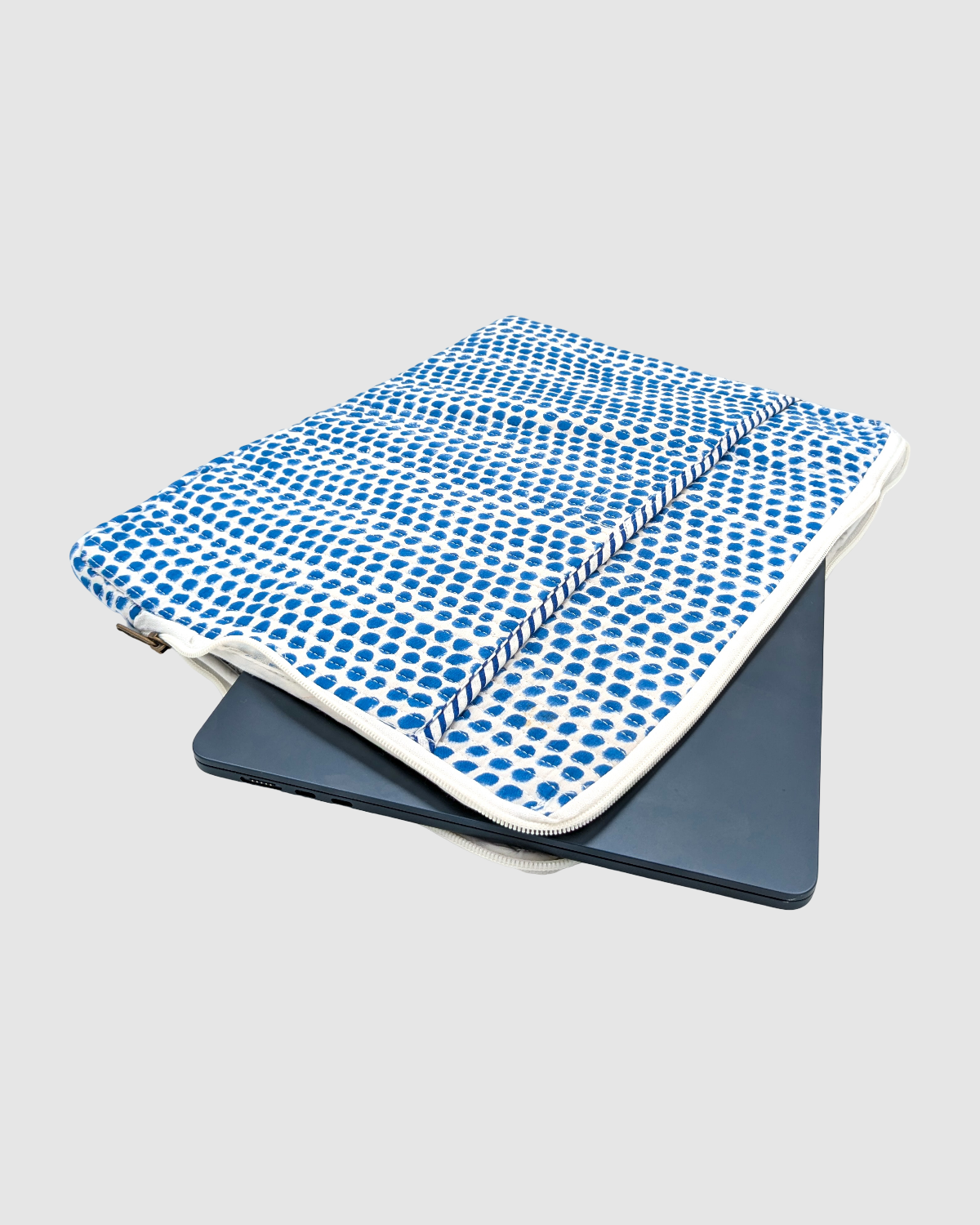 Computer sleeve i quiltet bomuld med blokprint - blå/hvid prikket