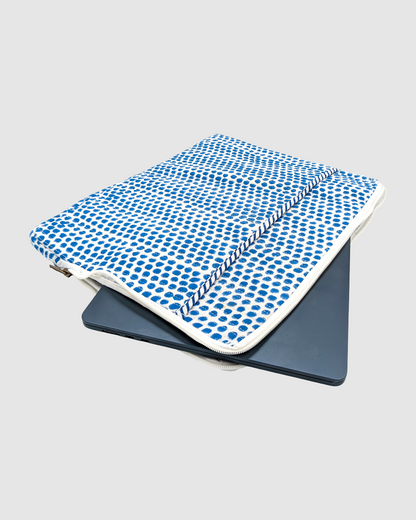 Computer sleeve i quiltet bomuld med blokprint - blå/hvid prikket