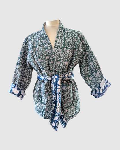 Vendbar jakke i 100% bomuld – mørkegrøn blomstret og blå/hvid batik