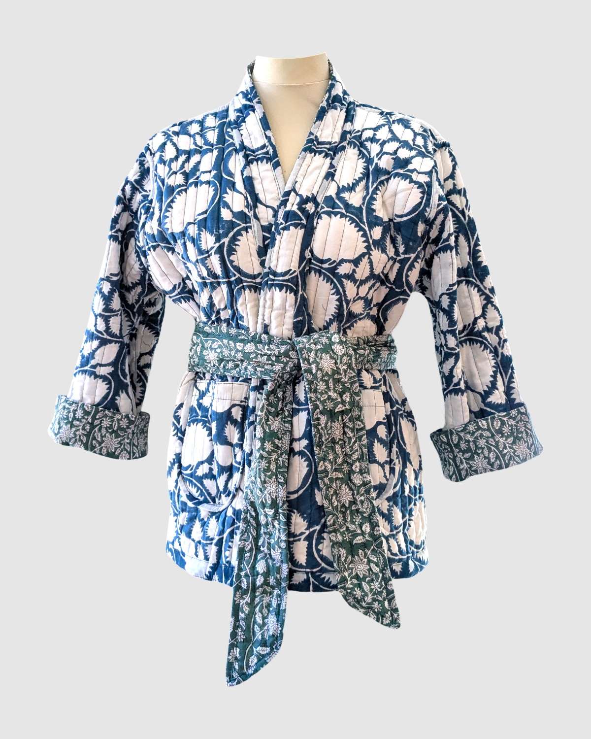 Vendbar jakke i 100% bomuld – mørkegrøn blomstret og blå/hvid batik