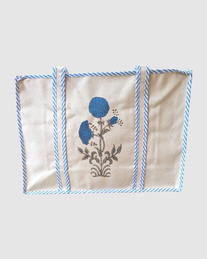 Canvas shopper taske med blå håndmalet blomst