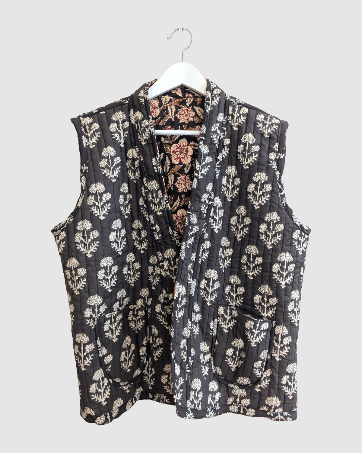 Vendbar quiltet vest i 100% bomuld - Mokka blomstret