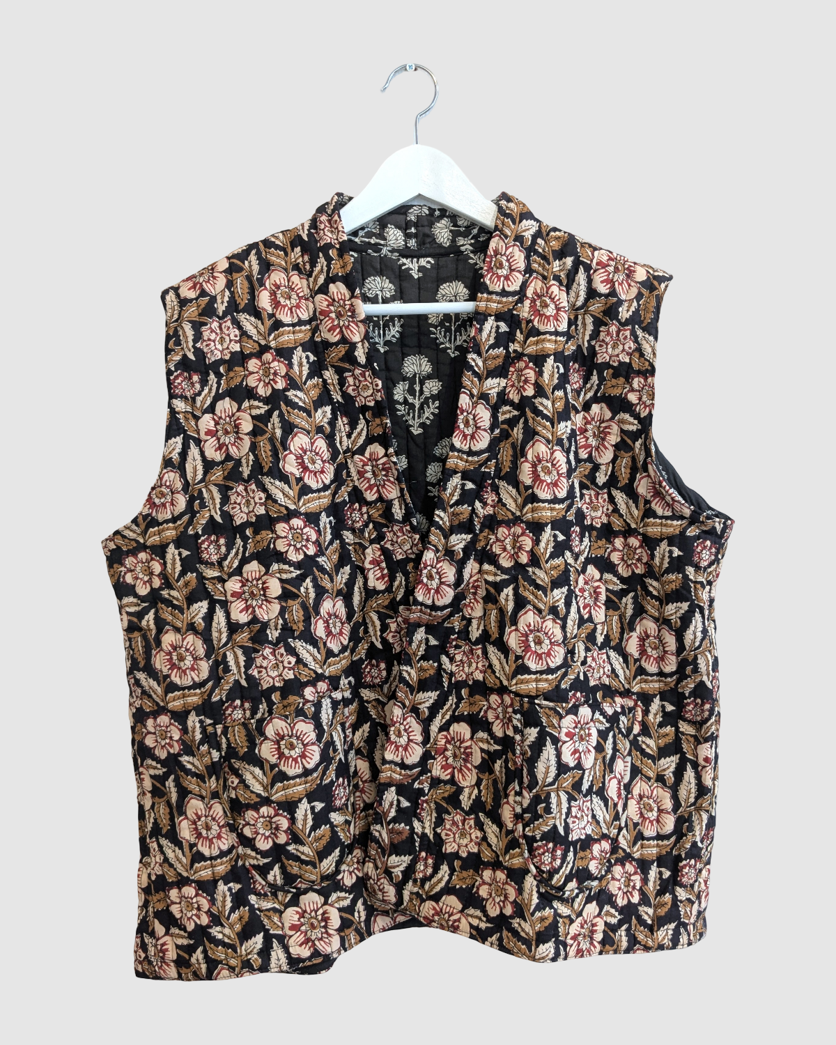 Vendbar quiltet vest i 100% bomuld - Mokka blomstret