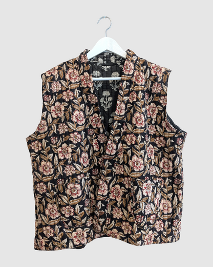 Vendbar quiltet vest i 100% bomuld - Mokka blomstret