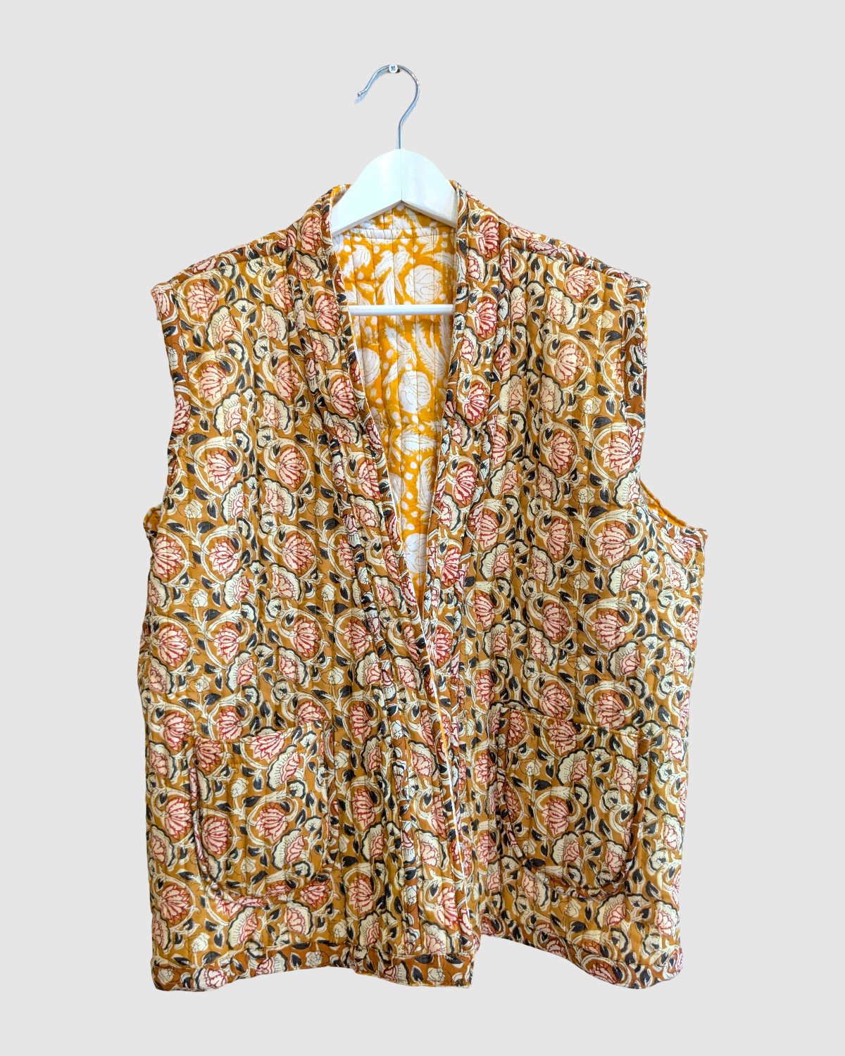 Vendbar quiltet vest i 100% bomuld - Sennepsgul blomstret