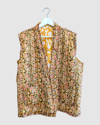 Vendbar quiltet vest i 100% bomuld - Sennepsgul blomstret