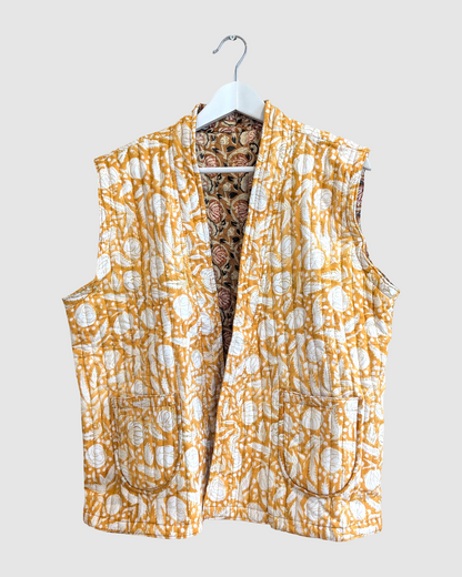 Vendbar quiltet vest i 100% bomuld - Sennepsgul blomstret
