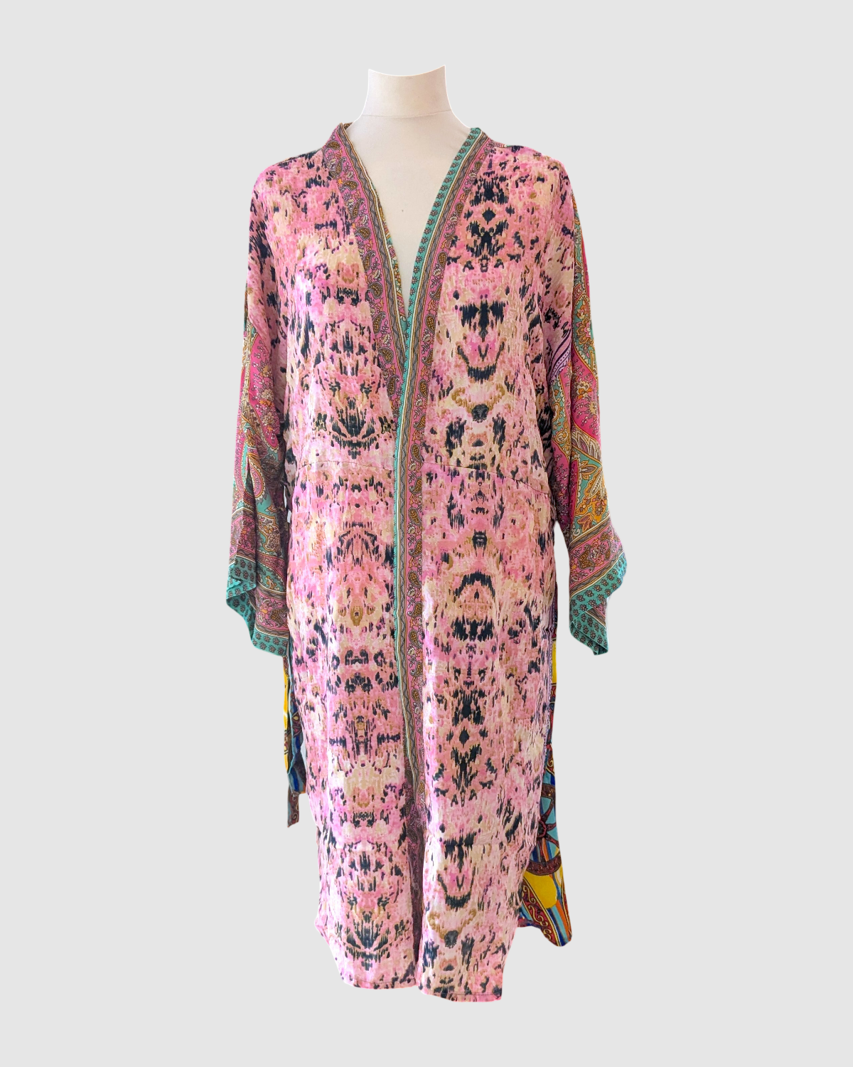 Kort silke kimono fra kvindekooperativet i Indien - Zimal
