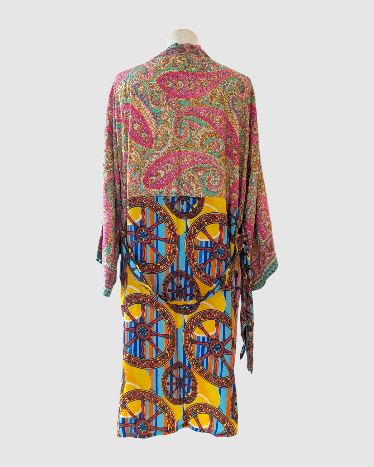 Kort silke kimono fra kvindekooperativet i Indien - Zimal
