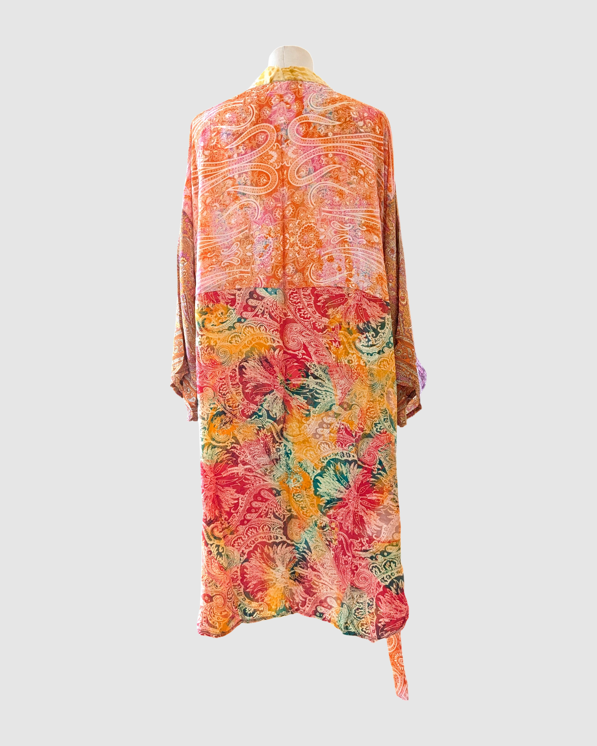 Kort silke kimono fra kvindekooperativet i Indien - Philipa