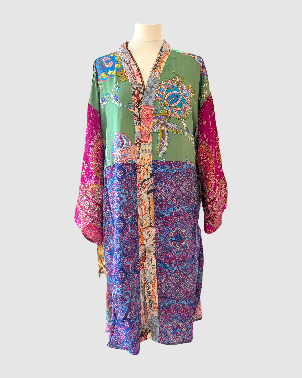 Kort silke kimono fra kvindekooperativet i Indien - Zuri