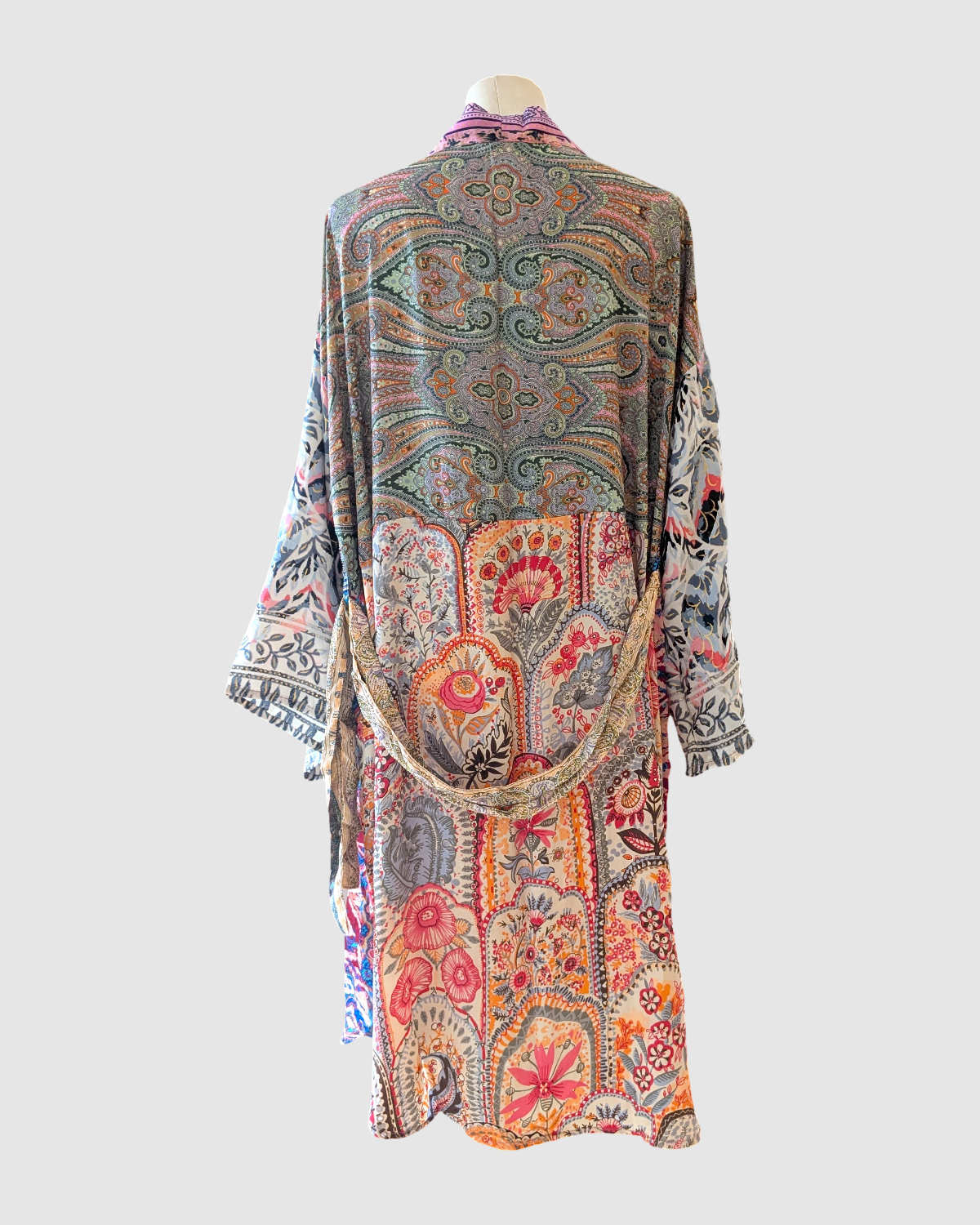 Kort silke kimono fra kvindekooperativet i Indien - Ayo