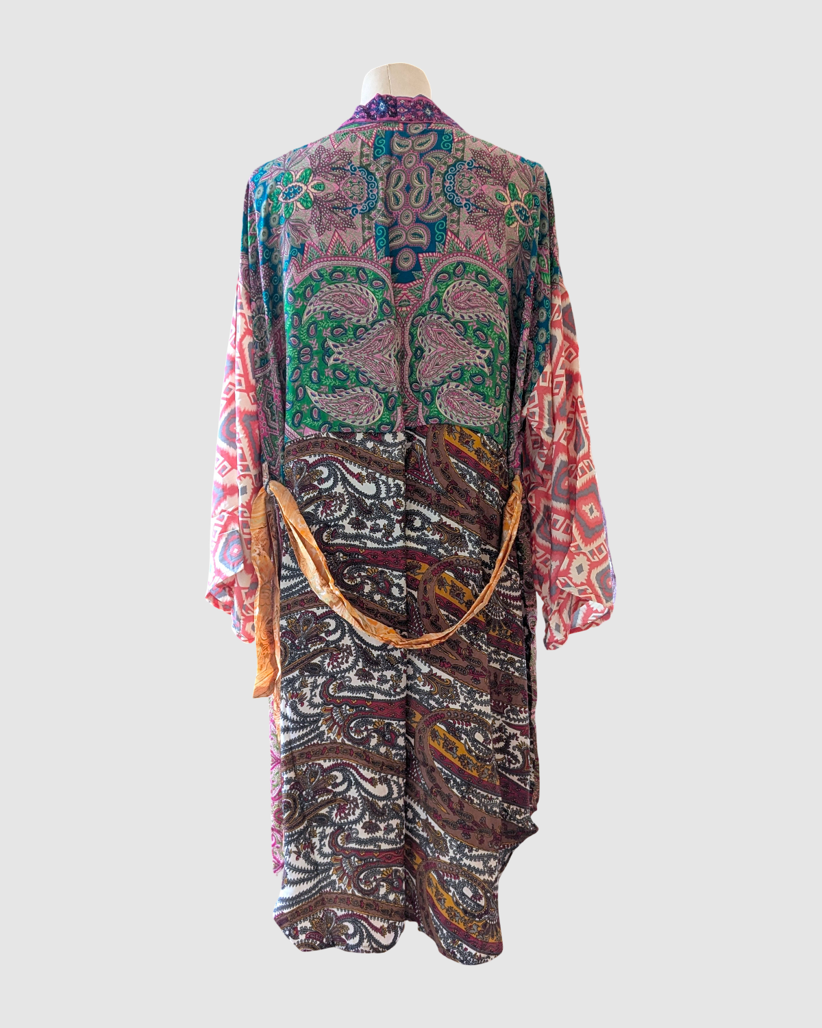 Kort silke kimono fra kvindekooperativet i Indien - Lulu
