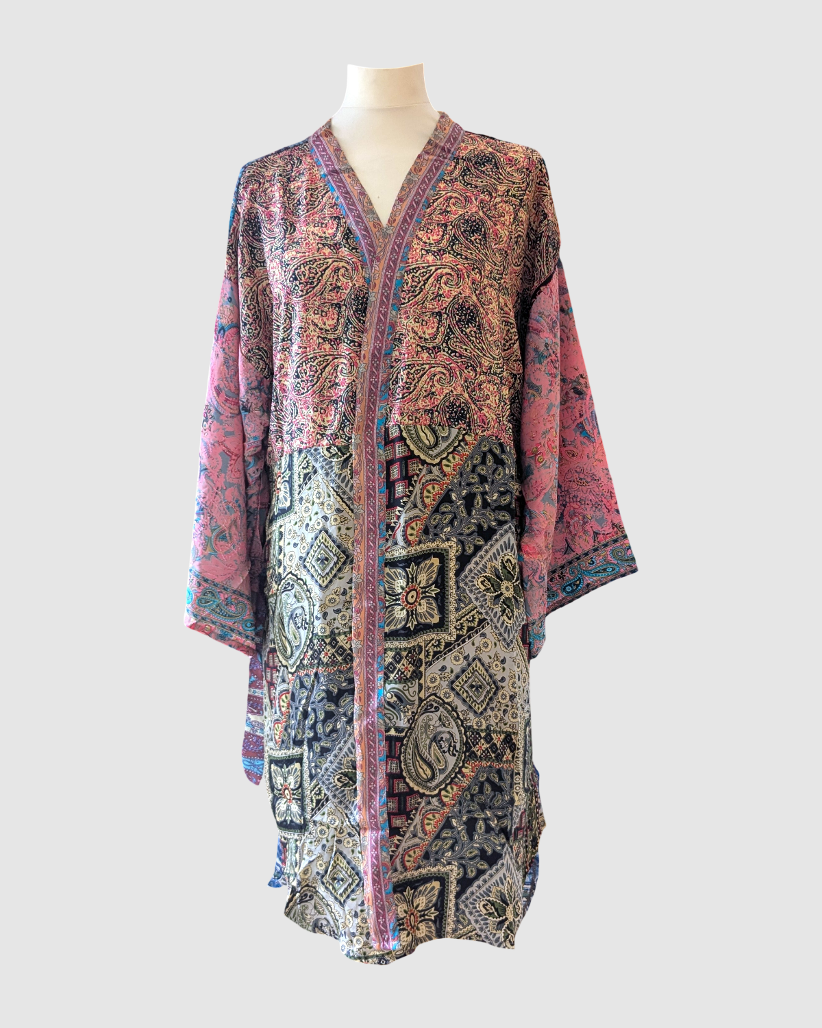 Kort silke kimono fra kvindekooperativet i Indien - Zola