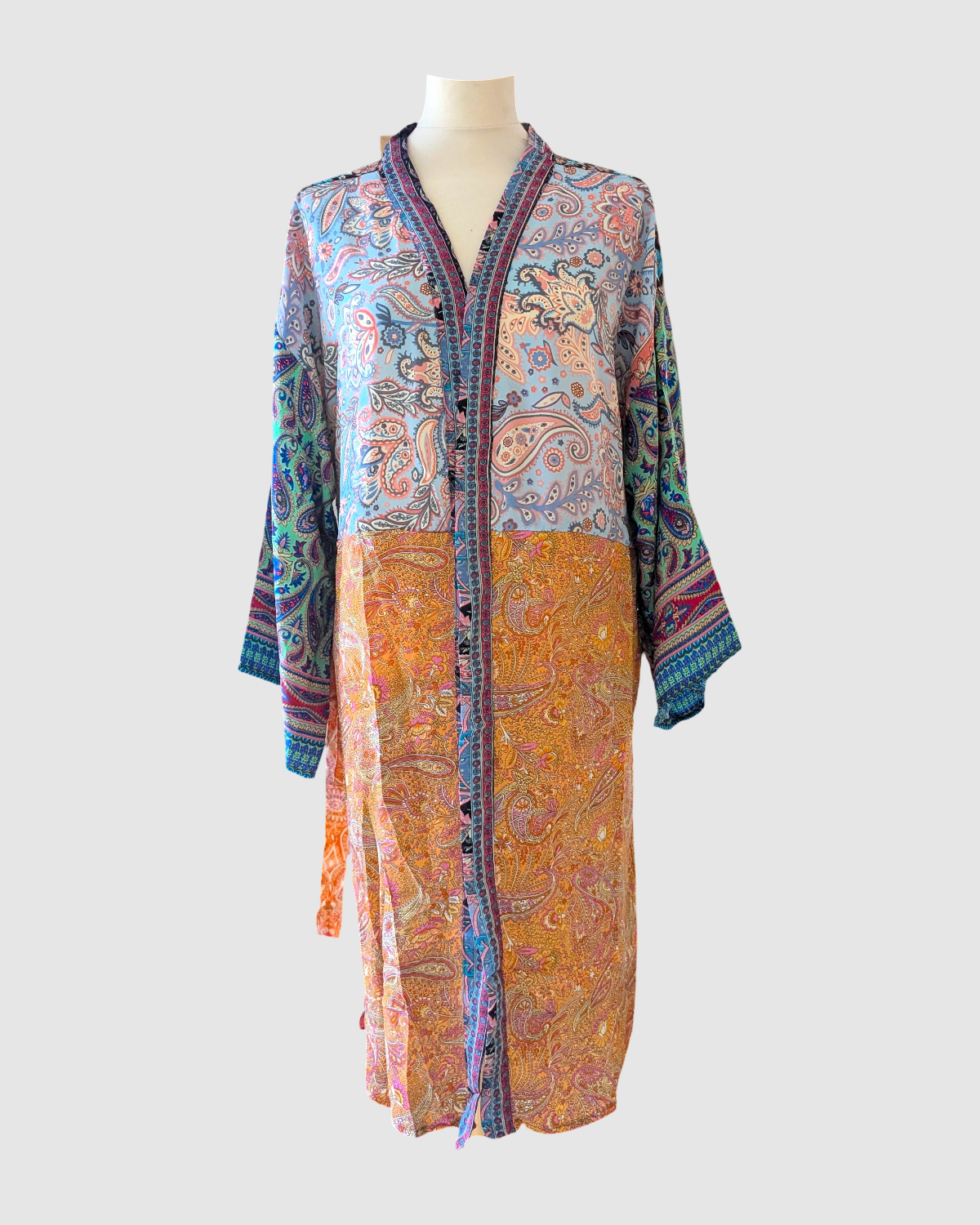 Kort silke kimono fra kvindekooperativet i Indien - Kesi