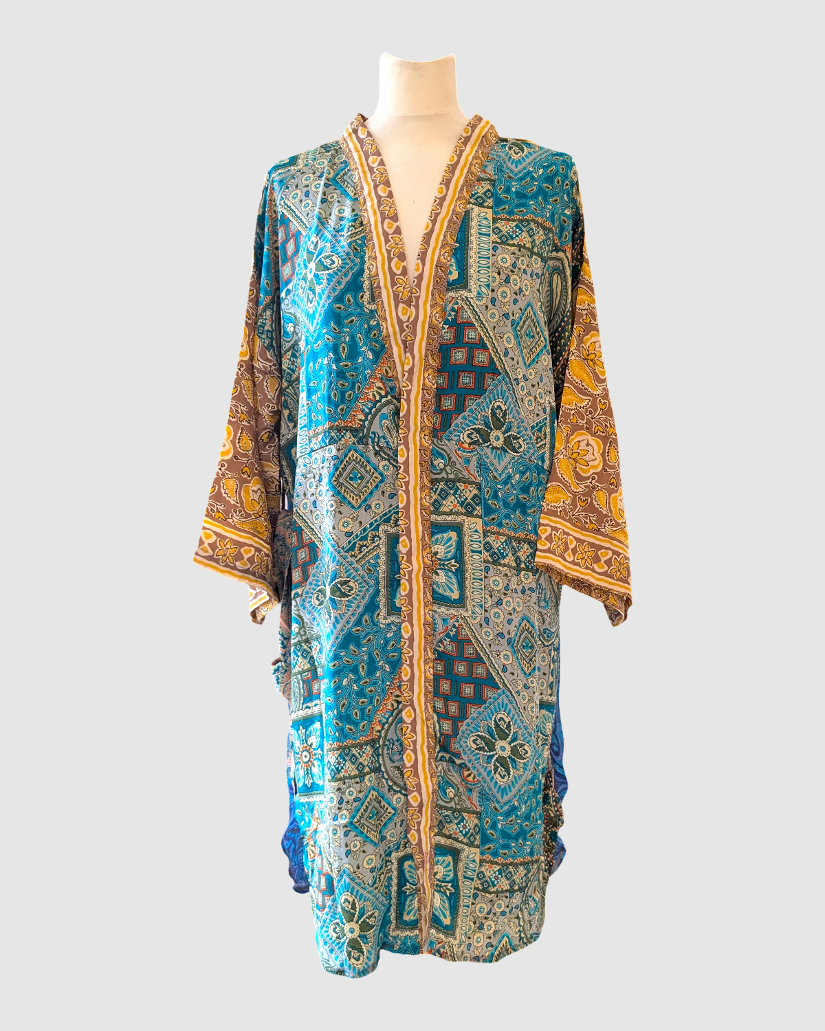 Kort silke kimono fra kvindekooperativet i Indien - Taji