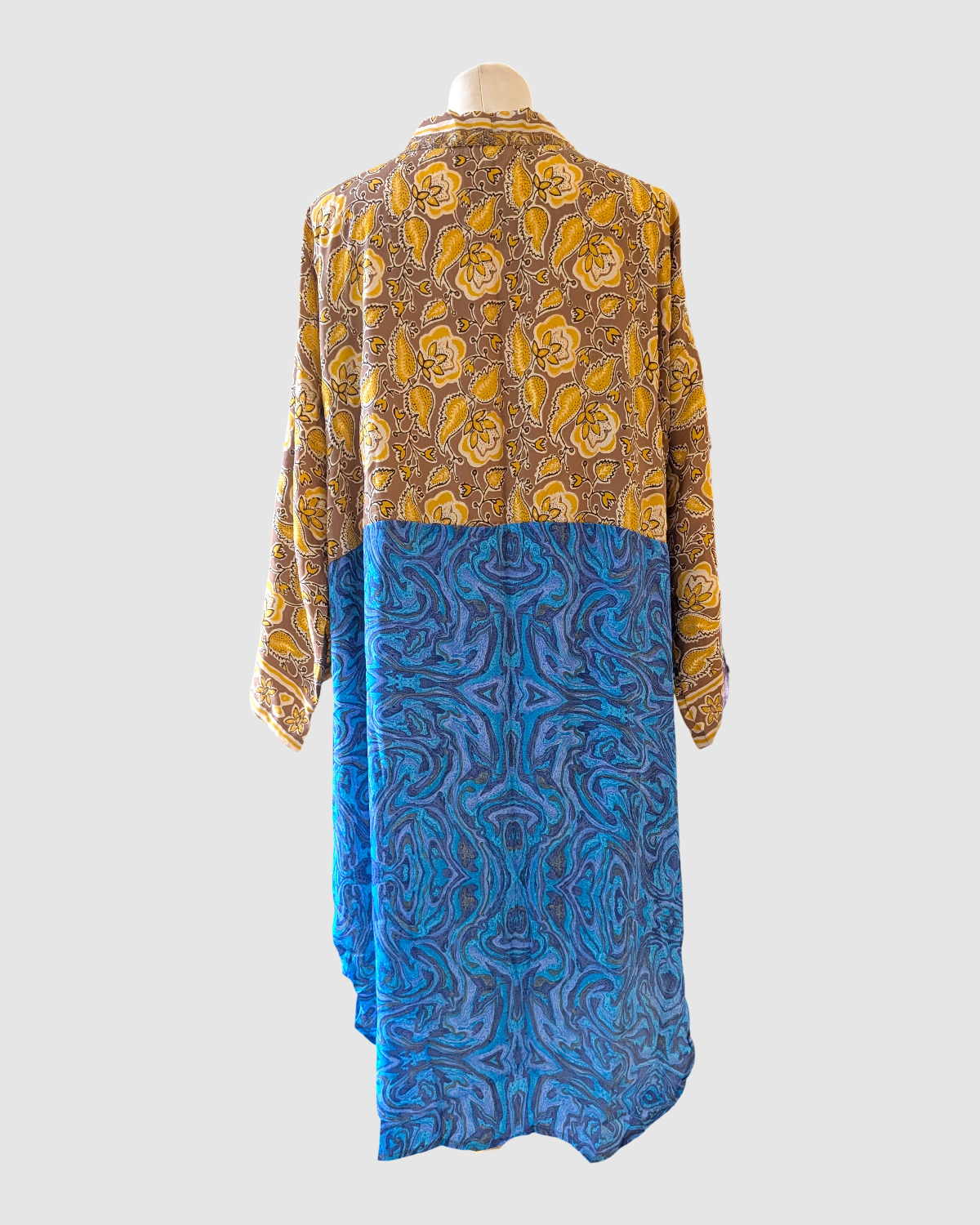 Kort silke kimono fra kvindekooperativet i Indien - Taji
