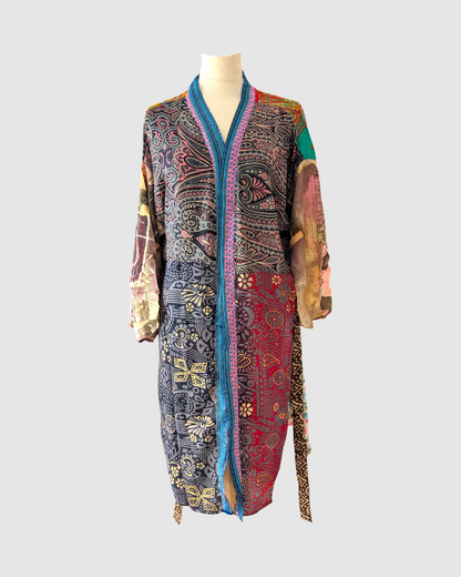 Kort silke kimono fra kvindekooperativet i Indien - Cleo
