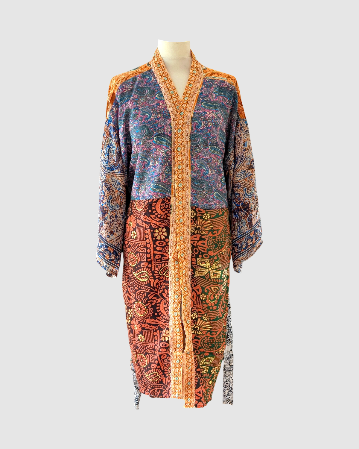 Kort silke kimono fra kvindekooperativet i Indien - Joy