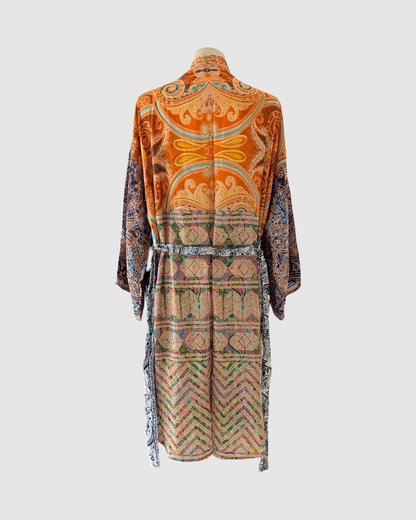 Kort silke kimono fra kvindekooperativet i Indien - Joy