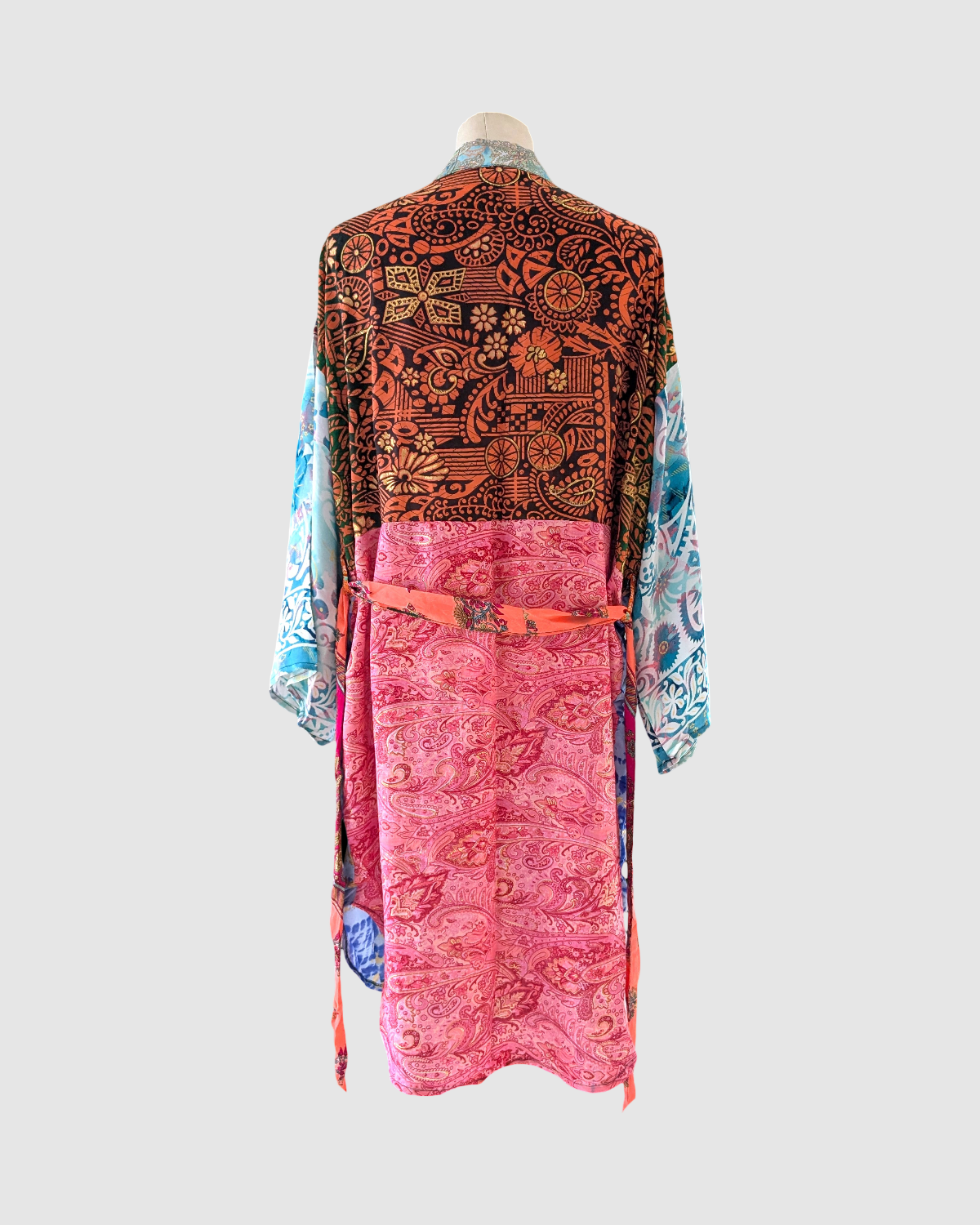 Kort silke kimono fra kvindekooperativet i Indien - Dina